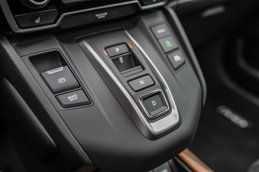 Детали интерьера Honda CR-V Origin Edition 2018 года  (фото 9 из 27)